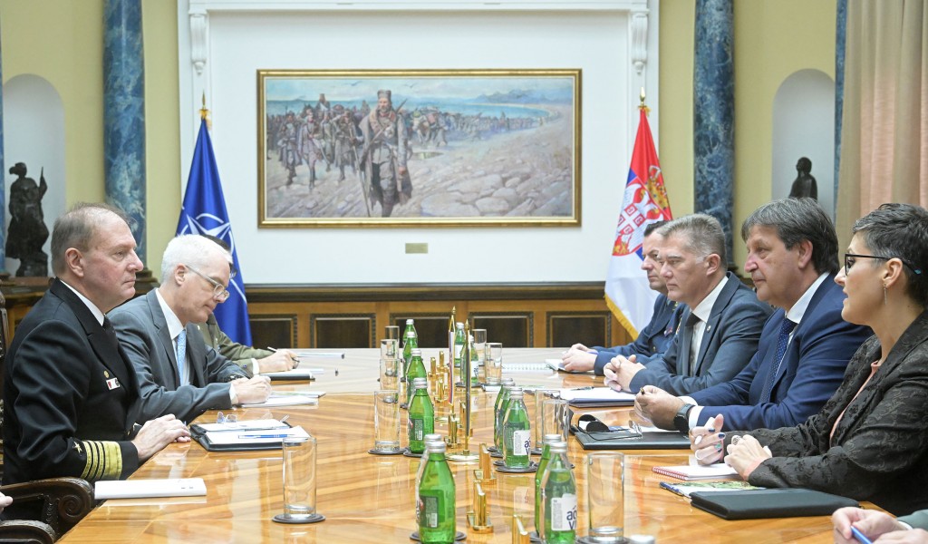Састанак министра Гашића са командантом Команде здружених снага НАТО у Напуљу адмиралом Манчом
