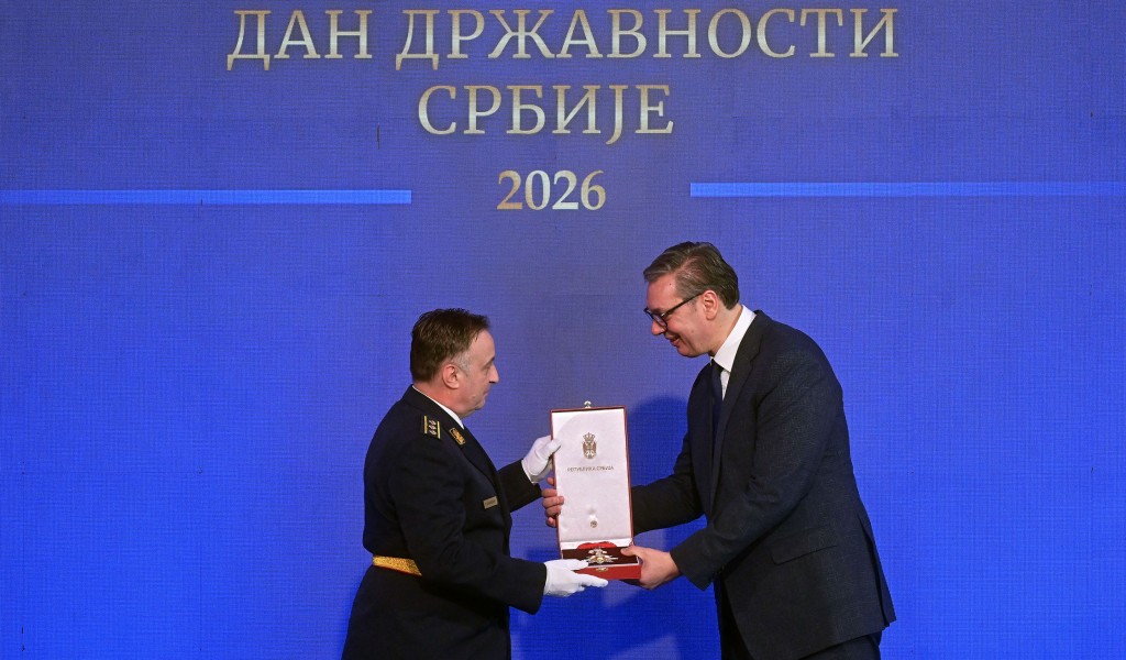 Председник Вучић уручио одликовања јединицама и установама Војске Србије поводом Дана државности