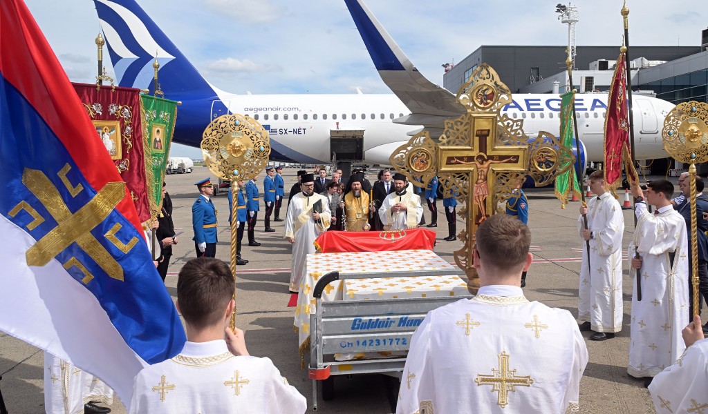 Припадници Гарде Војске Србије почасним шпалиром дочекали хиландарске светиње