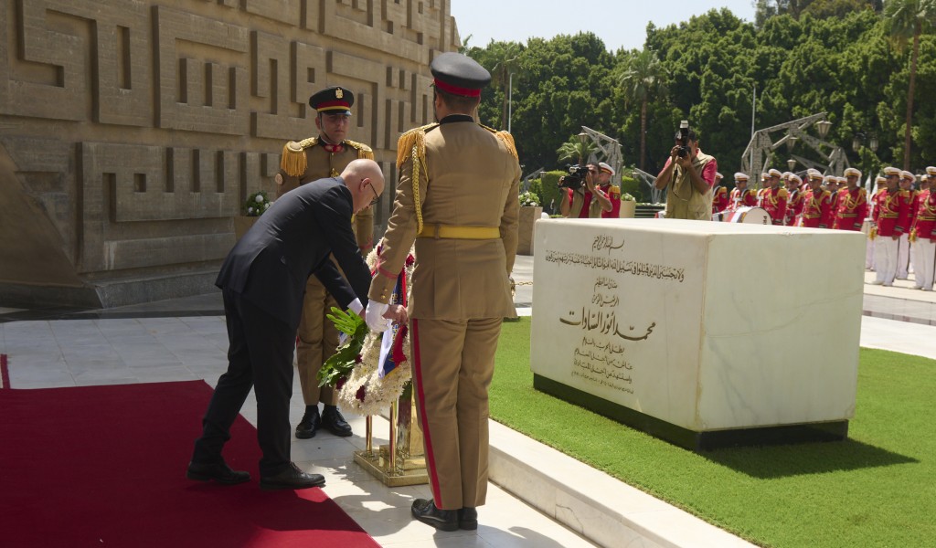 Minister Vučević lays wreaths at Monument to Unknown Hero former president el Sadat s tomb in Cairo