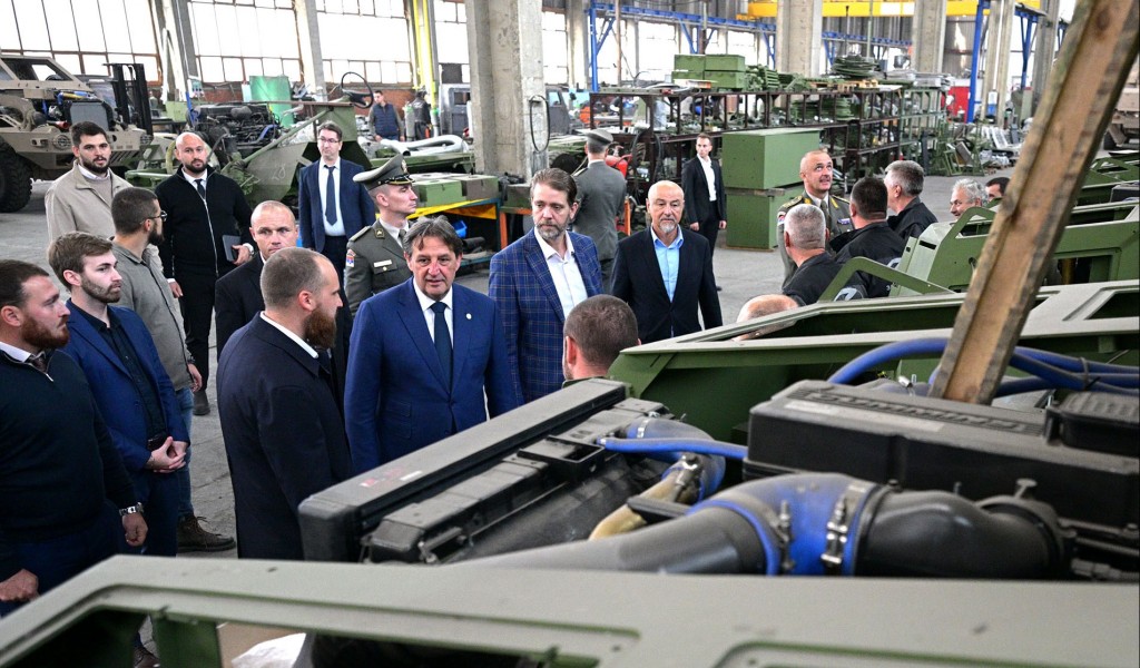 Министар Гашић обишао фабрике Одбрамбене индустрије у Крагујевцу