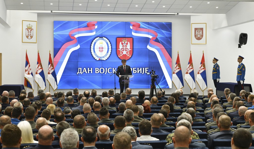 Министар Гашић уручио одликовања припадницима Министарства одбране и Војске Србије