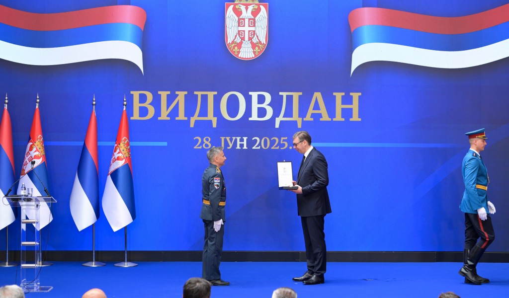 Predsednik Vučić uručio Vidovdansko odlikovanje 204. vazduhoplovnoj brigadi