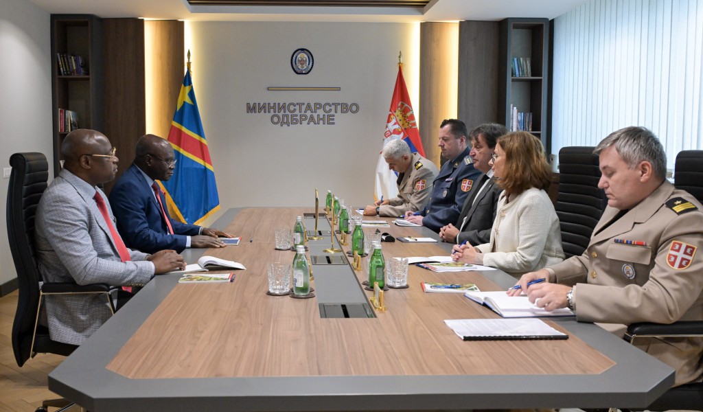 Састанак министра Гашића са амбасадором ДР Конго Муламбом