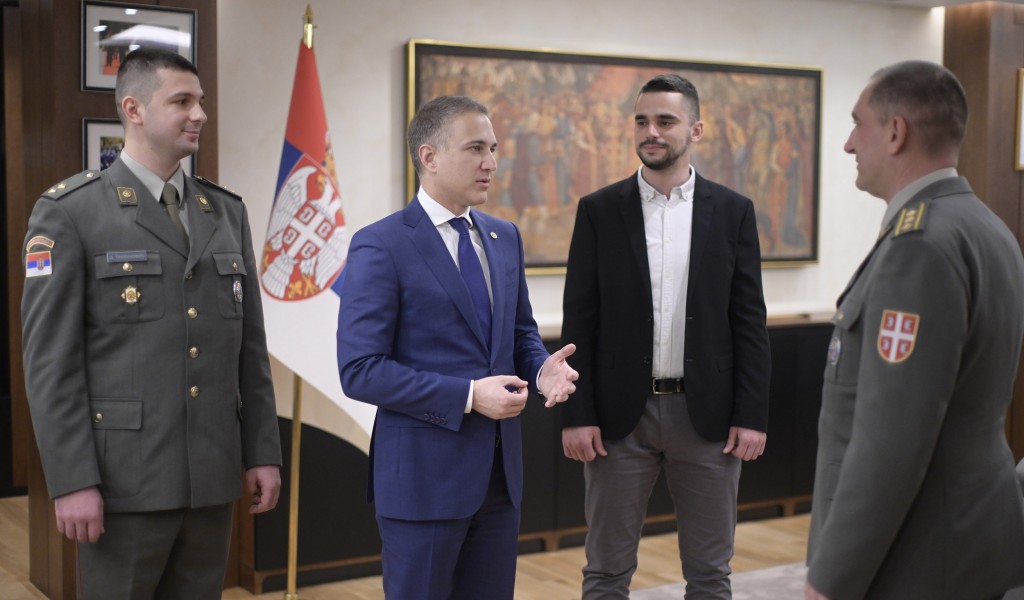 Minister Stefanović talks to best Military Technical Institute s researchers