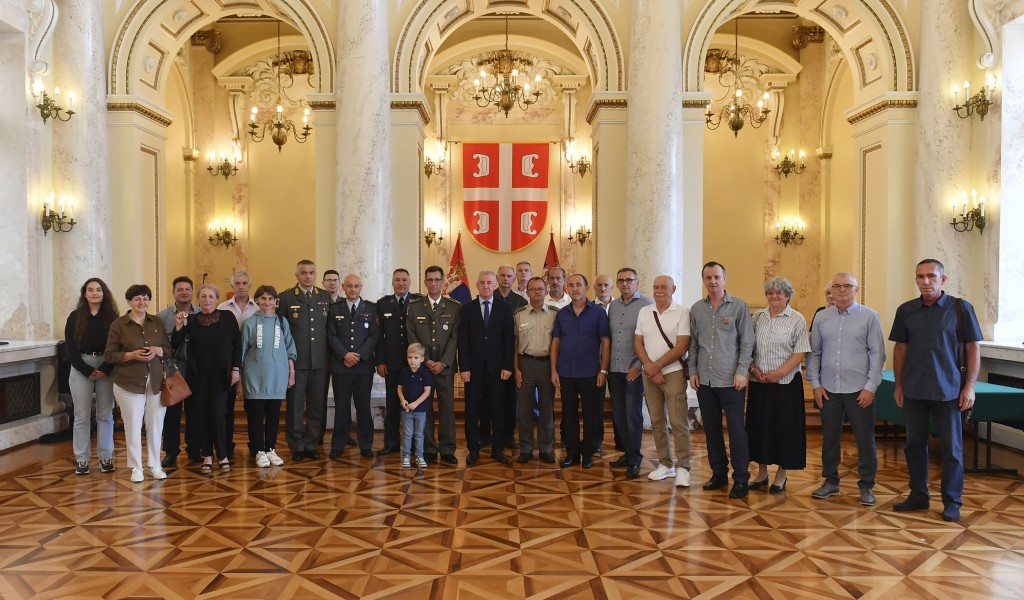Members of Ministry of Defence and Serbian Armed Forces receive apartment keys