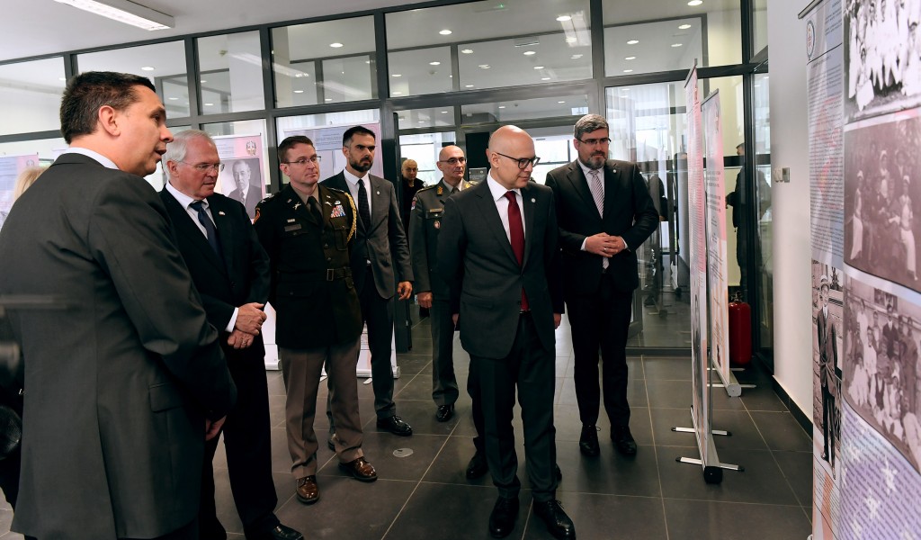 Minister Vučević and U S Ambassador Hill visit exhibition in Novi Sad
