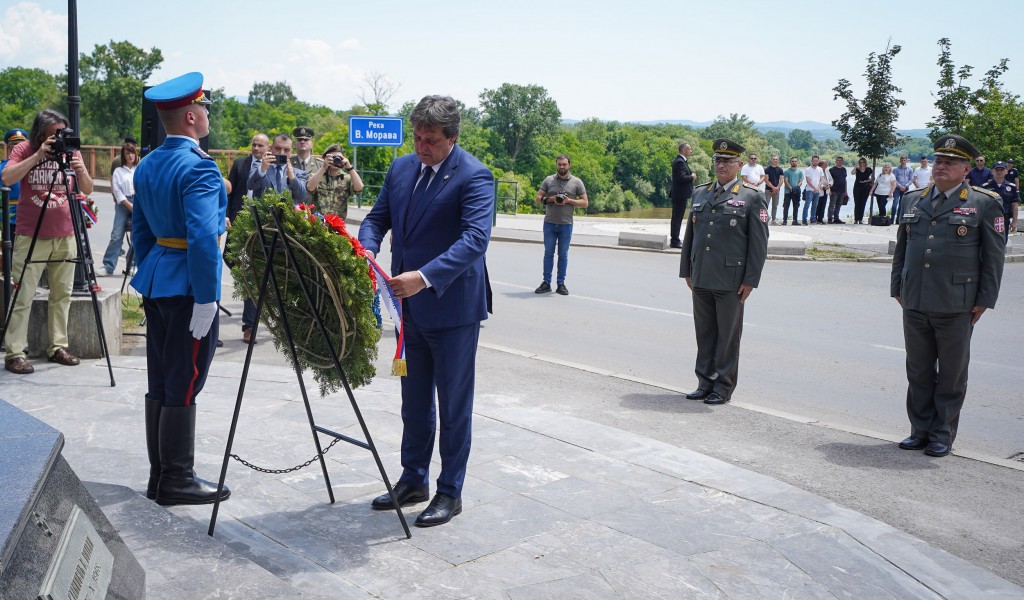 Minister of Defence lays wreath at Memorial to Victims of NATO Aggression on Varvarin Bridge
