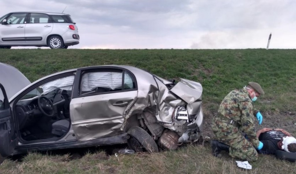 Members of the Serbian Armed Forces save the life of a man injured in a car accident