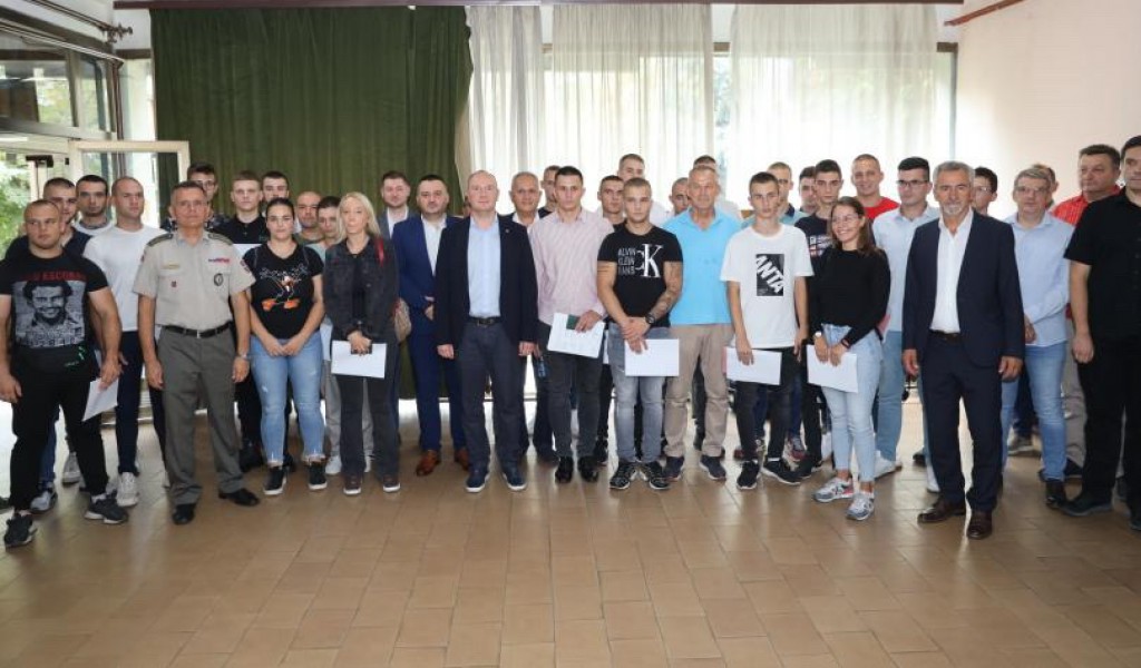 U Novom Sadu ispraćeni kandidati na dobrovoljno služenje vojnog roka