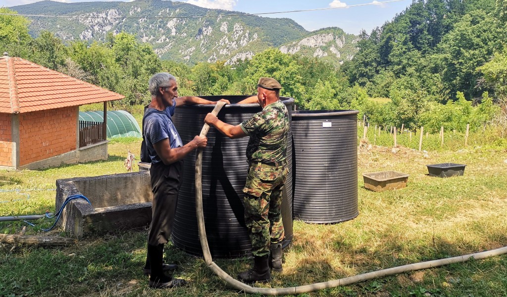 Војска Србије допрема пијаћу воду и до села у општини Љубовија