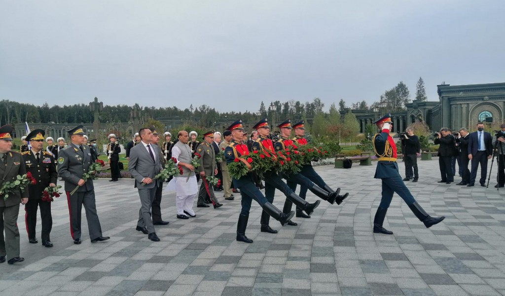 Minister Vulin Laid Flowers at the Monument in the Museum Complex Memory Road 
