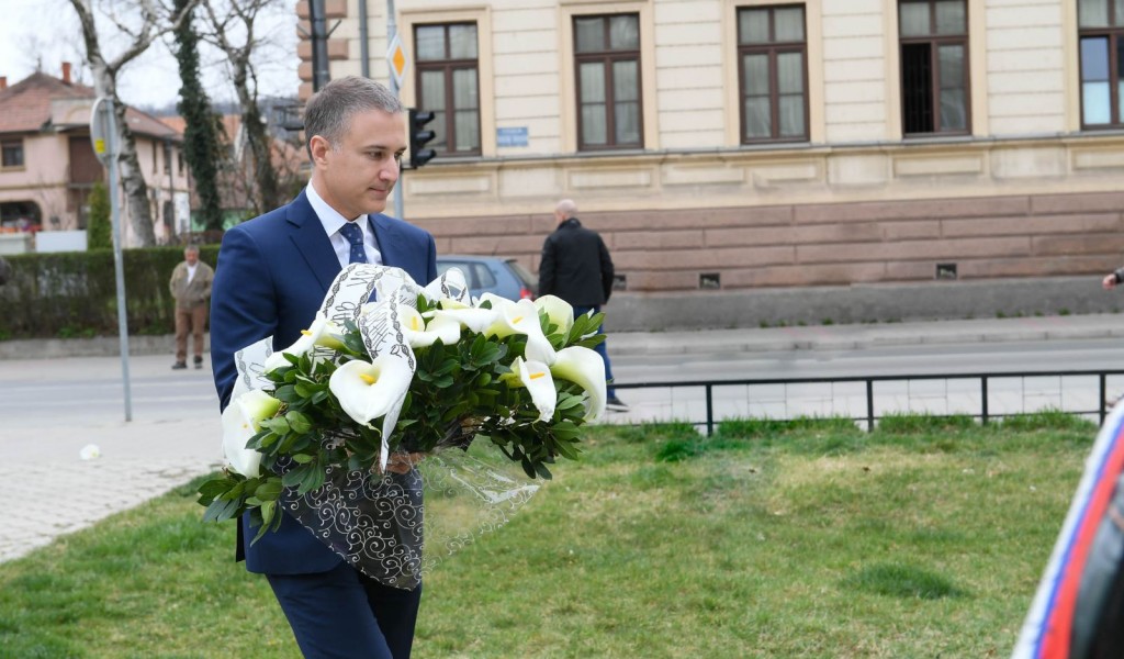 Minister Stefanović pays tribute to killed police officer in Zaječar