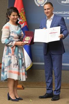 Министар Стефановић уручио медаљу најбољој сестри ВМА