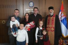 Министар Гашић на божићном ручку угостио седмочлану породицу припадника Војске Србије