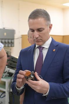 Minister Stefanović visits “Teleoptik-Gyroscopes" Company