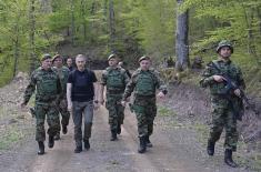 Ministar Stefanović obišao baze „Grlić“ i „Veliki trn” u Kopnenoj zoni bezbednosti