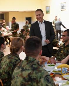 Minister Stefanović has lunch with Military Academy cadets