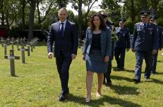 Minister Stefanović lays wreath at Serbian military cemetery in Thiais