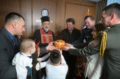 Министар Гашић на божићном ручку угостио седмочлану породицу припадника Војске Србије