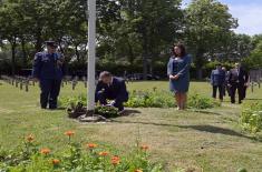 Minister Stefanović lays wreath at Serbian military cemetery in Thiais