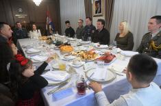 Министар Гашић на божићном ручку угостио седмочлану породицу припадника Војске Србије