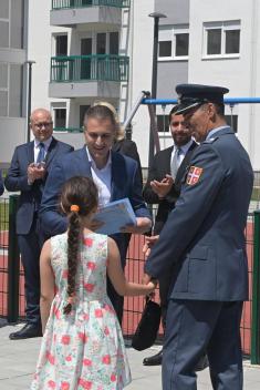 Minister Stefanović hands over apartment keys to members of security forces in Novi Sad