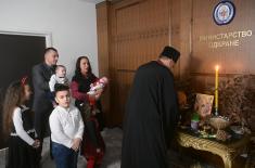 Министар Гашић на божићном ручку угостио седмочлану породицу припадника Војске Србије