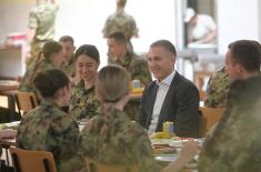 Minister Stefanović has lunch with Military Academy cadets