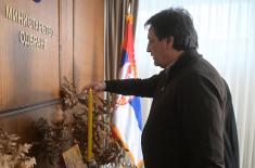 Министар Гашић на божићном ручку угостио седмочлану породицу припадника Војске Србије