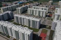 Minister Stefanović hands over apartment keys to members of security forces in Novi Sad