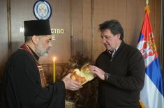 Министар Гашић на божићном ручку угостио седмочлану породицу припадника Војске Србије