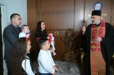 Министар Гашић на божићном ручку угостио седмочлану породицу припадника Војске Србије