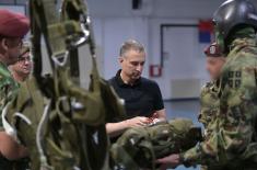 Minister Stefanović visits candidates for admission to 63rd Prachute Brigade