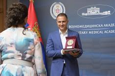 Министар Стефановић уручио медаљу најбољој сестри ВМА