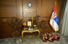 Министар Гашић на божићном ручку угостио седмочлану породицу припадника Војске Србије