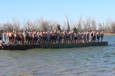 Учешће припадника војске у пливању за Часни крст