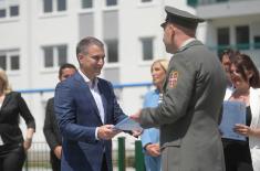 Minister Stefanović hands over apartment keys to members of security forces in Novi Sad