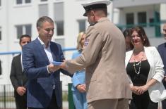 Minister Stefanović hands over apartment keys to members of security forces in Novi Sad