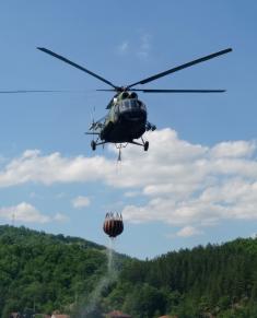 Helikopteri Vojske Srbije gase požar u čačanskoj „Slobodi“ 
