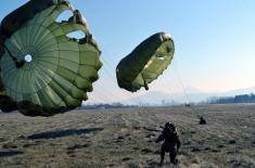 Први скокови најмлађих падобранаца Војске Србије