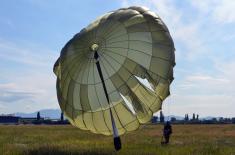 Military service volunteers undergo parachute training