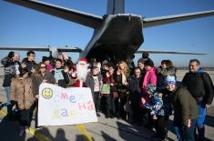 Припадници Војске Србије у акцији даривања новогодишњих пакетића
