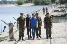 Minister Stefanović Visits Crew of Pontoon Bridge to Lido Beach