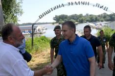 Ministar Stefanović obišao posadu pontonskog mosta ka Lidu