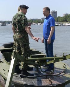 Ministar Stefanović obišao posadu pontonskog mosta ka Lidu