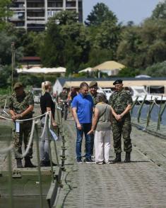Министар Стефановић обишао посаду понтонског моста ка Лиду