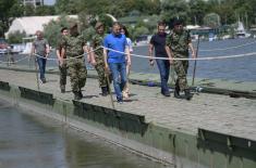 Minister Stefanović Visits Crew of Pontoon Bridge to Lido Beach