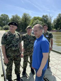 Minister Stefanović Visits Crew of Pontoon Bridge to Lido Beach