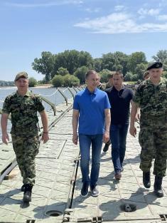 Minister Stefanović Visits Crew of Pontoon Bridge to Lido Beach